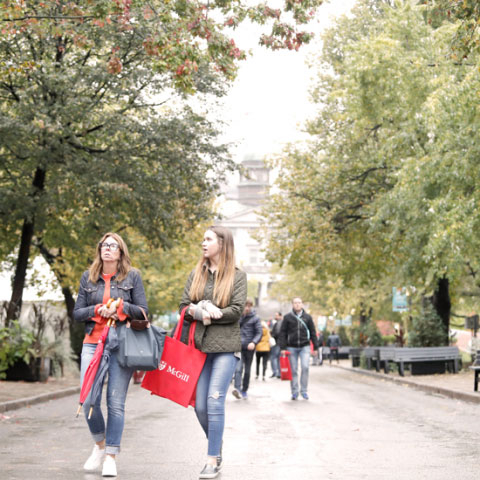 Étudiante et sa mère qui marchent sur le campus centre-ville